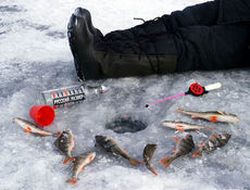 рыбак лежит на льду а рядом с ним пустая бутылка
