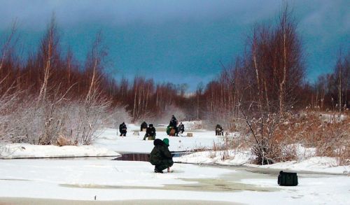 рыбаки на зимней речке